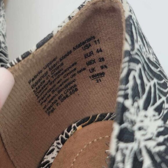 Dexflex Comfort black ad white floral design canvas shoes. BNWOT - Picture 2 of 5